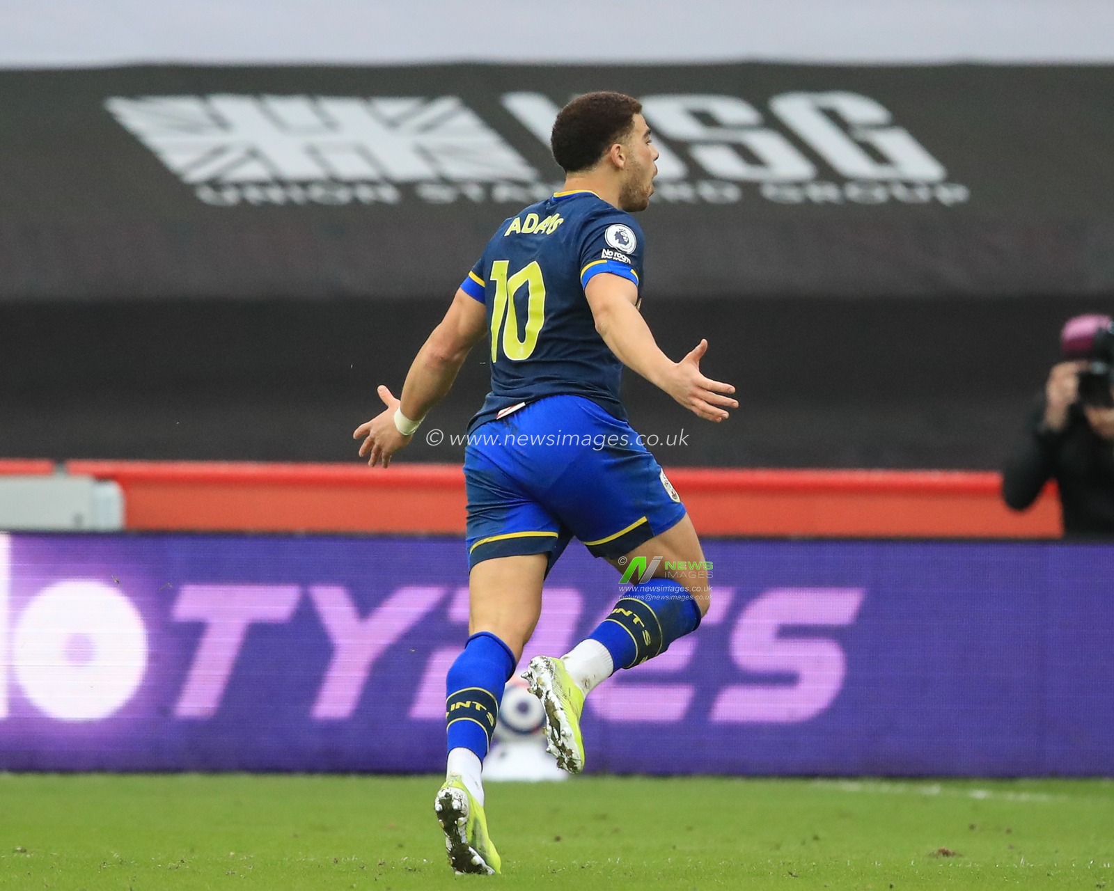 Che Adams #10 of Southampton celebrates his goal to make it 0-2