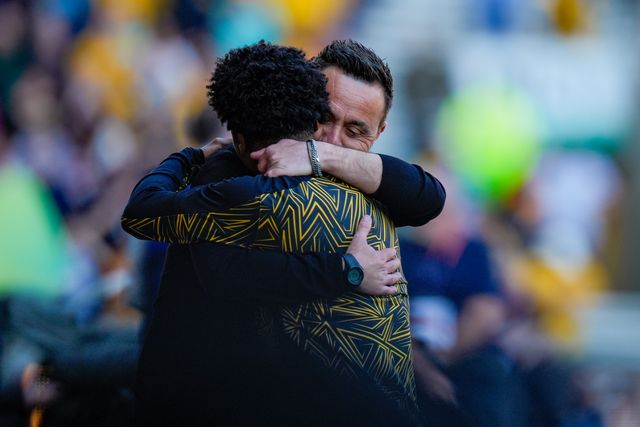 Roberto De Zerbi manager of Tottenham Hotspur smiles and greets former player Angel Gomes of Wolverhampton Wanderers during the Premier League match Wolverhampton Wanderers vs Tottenham Hotspur at Molineux, Wolverhampton, United Kingdom on 25 April 2026

(Photo by Maynard Manyowa/News Images)