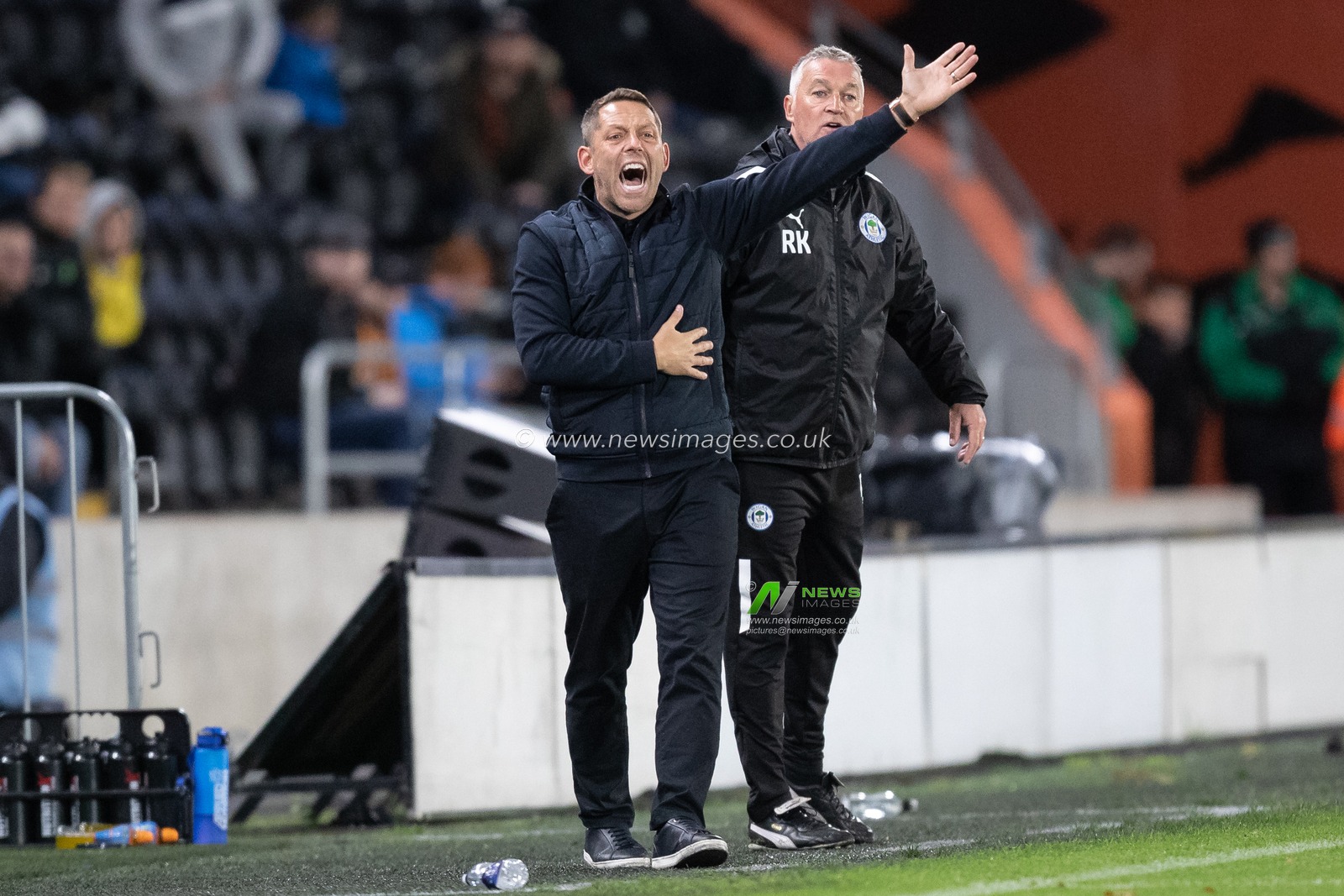 Leam Richardson manager of Wigan Athletic gestures and reacts during the Sky Bet Championship match Hull City vs Wigan Athletic at MKM Stadium, Hull, United Kingdom, 5th October 2022

(Photo by James Heaton/News Images)