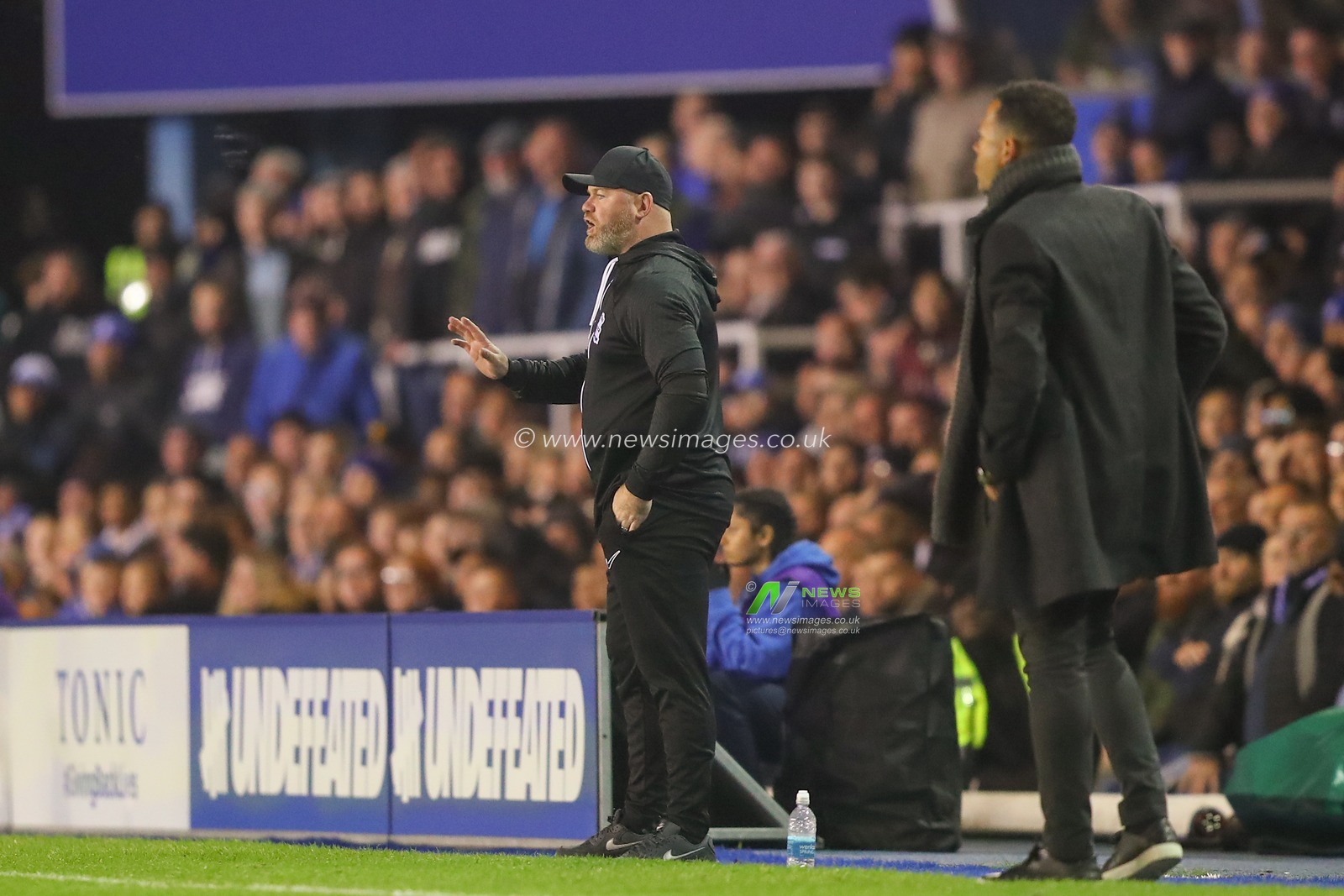 Wayne Rooney manager of Birmingham City gives his players instructions during the Sky Bet Championship match Birmingham City vs Hull City at St Andrews, Birmingham, United Kingdom, 25th October 2023

(Photo by Gareth Evans/News Images)