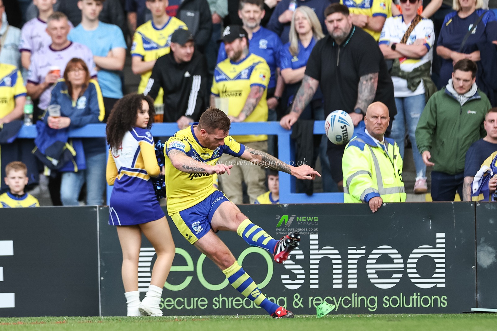 Marc Sneyd of Warrington Wolves converts for a goal during the Betfred Super League Round 13 match Warrington Wolves vs Castleford Tigers at Halliwell Jones Stadium, Warrington, United Kingdom, 30th May 2025

(Photo by Mark Cosgrove/News Images)