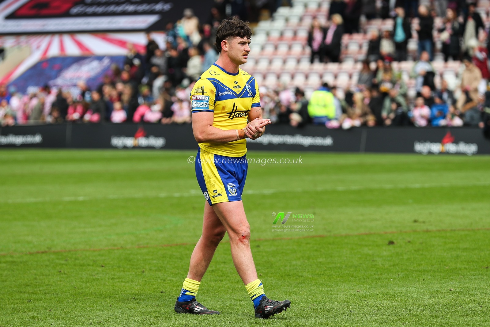 Jordy Crowther of Warrington Wolves applauds the travelling fans after the Betfred Super League Round 8 match Leigh Leopards vs Warrington Wolves at Leigh Sports Village, Leigh, United Kingdom, 19th April 2025

(Photo by Gareth Evans/News Images)