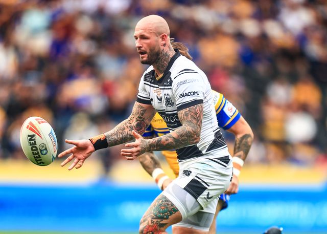 Zak Hardaker of Hull FC passes the ball during the Betfred Super League Round 24 match Hull FC vs Leeds Rhinos at MKM Stadium, Hull, United Kingdom, 30th August 2025

(Photo by Richard Bierton/News Images)