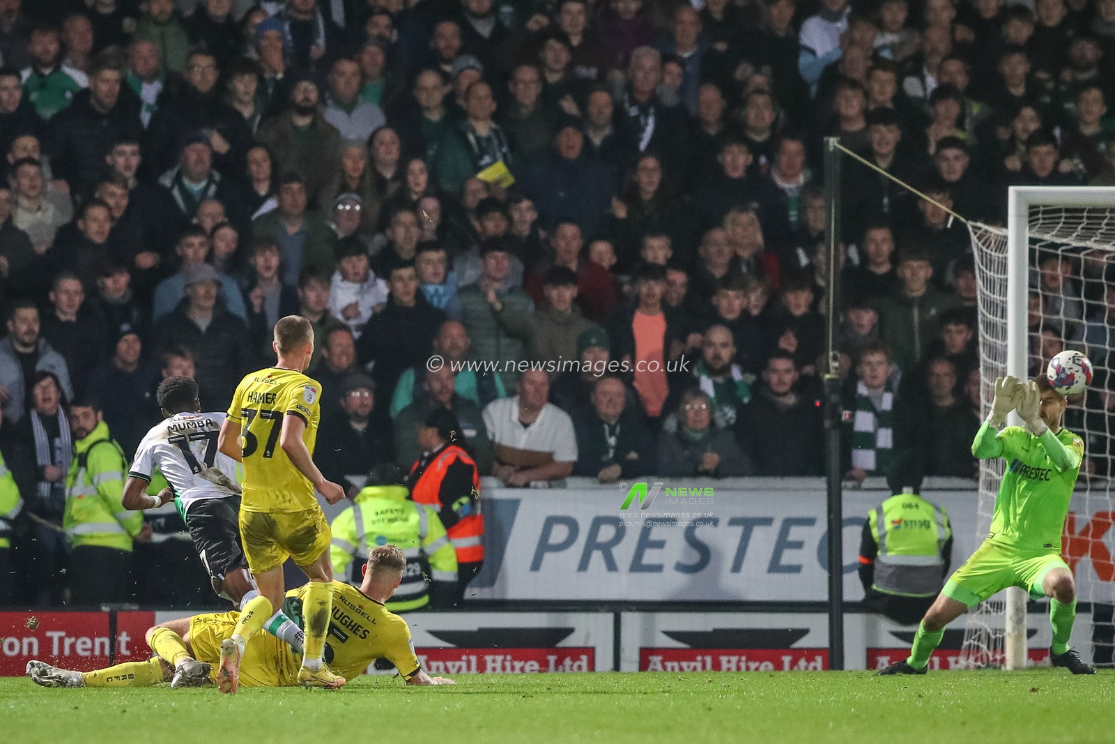 Bali Mumba #17 of Plymouth Argyle scores a goal to make it 1-2 during the Sky Bet League 1 match Burton Albion vs Plymouth Argyle at Pirelli Stadium, Burton upon Trent, United Kingdom, 19th November 2022

(Photo by Gareth Evans/News Images)