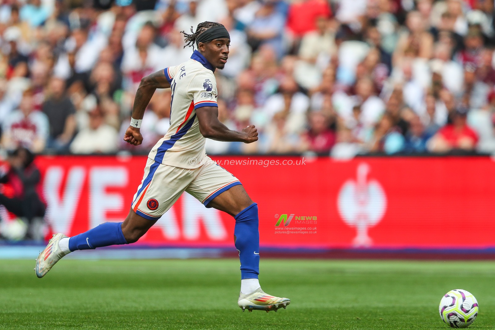 Noni Madueke of Chelsea breaks with the ball during the Premier League match West Ham United vs Chelsea at London Stadium, London, United Kingdom, 21st September 2024

(Photo by Gareth Evans/News Images)