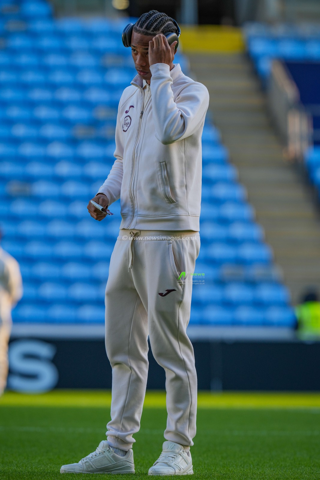 Ishé Samuels-Smith, of Swansea City inspects the pitch during the Sky Bet Championship match Coventry City vs Swansea City at Coventry Building Society Arena, Coventry, United Kingdom, 26th December 2025

(Photo by Maynard Manyowa/News Images)

*** GER AUT SUI OUT ***