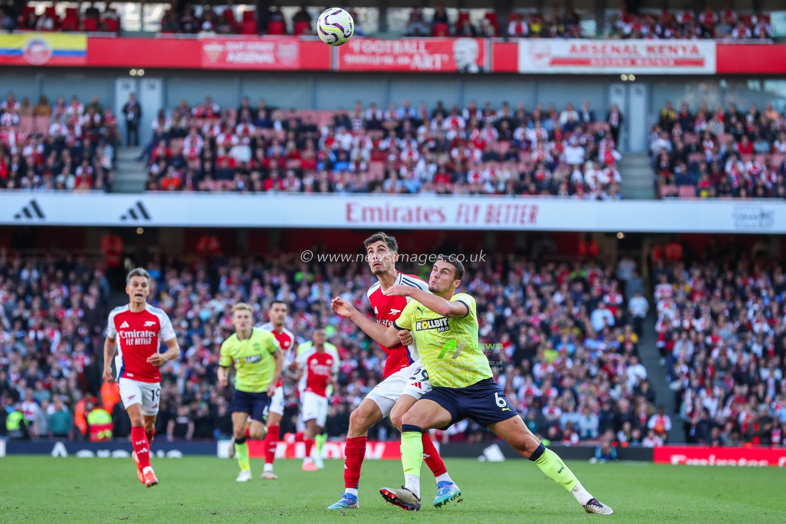 Leandro Trossard of Arsenal battles for the ball with Taylor Harwood-Bellis of Southampton during the Premier League match Arsenal vs Southampton at Emirates Stadium, London, United Kingdom, 5th October 2024

(Photo by Izzy Poles/News Images)