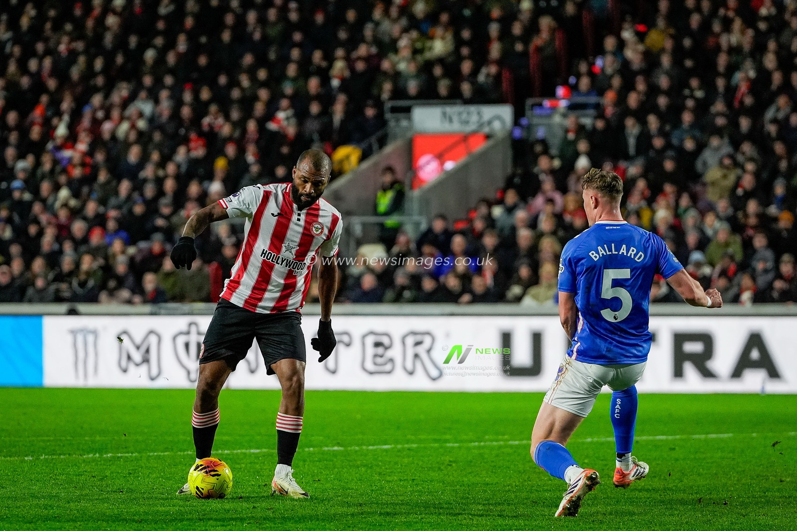 Igor Thiago of Brentford attempts to dribble past Daniel Ballard of Sunderland during the Premier League match Brentford vs Sunderland at The Gtech Community Stadium, London, United Kingdom, 7th January 2026

(Photo by Maynard Manyowa/News Images)

*** GER AUT SUI OUT ***