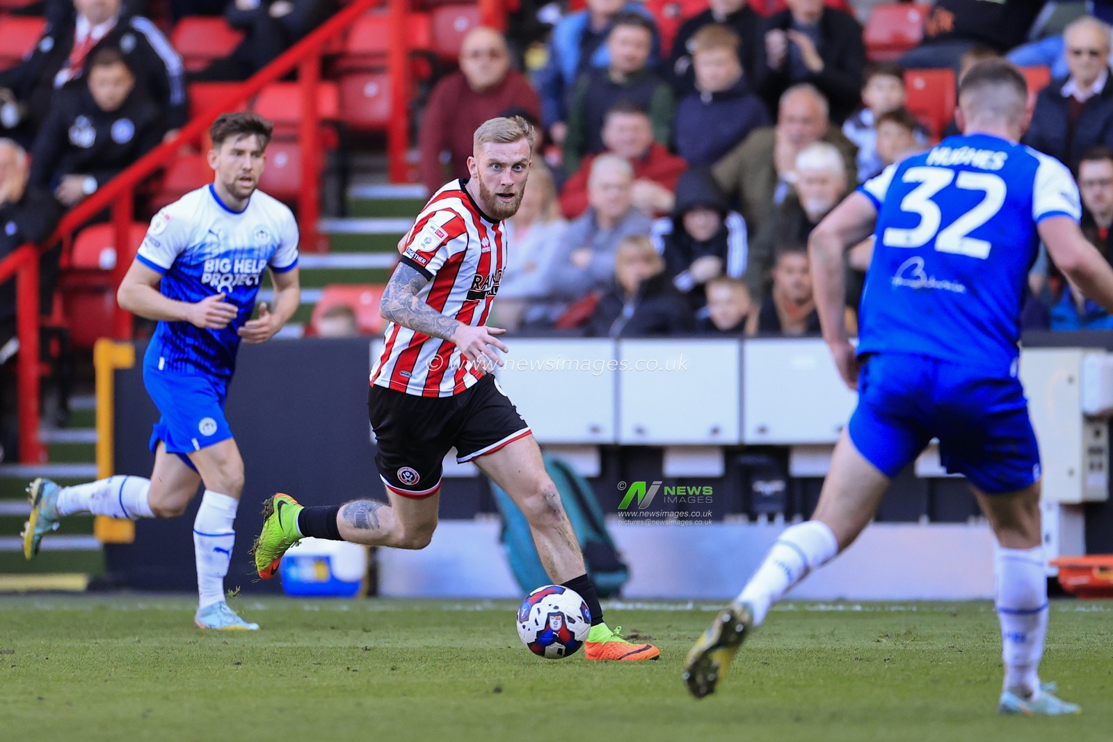 Oliver McBurnie #9 of Sheffield United runs with the ball during the Sky Bet Championship match Sheffield United vs Wigan Athletic at Bramall Lane, Sheffield, United Kingdom, 7th April 2023

(Photo by Conor Molloy/News Images)