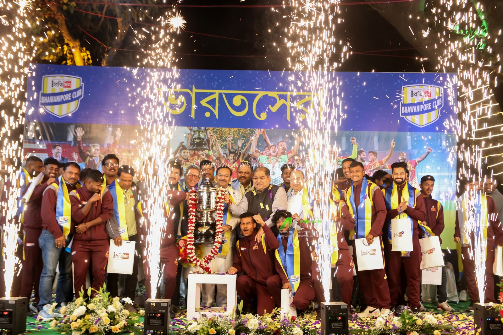 Aroop Biswas, State Sports Minister with Santosh Trophy winner The Bengal football team celebrates during the Bhawanipur Club-organized felicitation program for the Santosh Trophy winner, the Bengal football team, in Kolkata on January 8, 2025. Photo by Debajyoti Chakraborty.(Photo: Debajyoti Chakraborty/News Images)