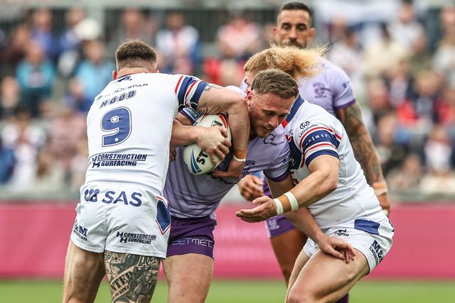 Ben Currie of Warrington Wolves is tackled during the Betfred Super League Round 11 match Wakefield Trinity vs Warrington Wolves at DIY Kitchens Stadium, Wakefield, United Kingdom, 18th May 2025

(Photo by Alfie Cosgrove/News Images)