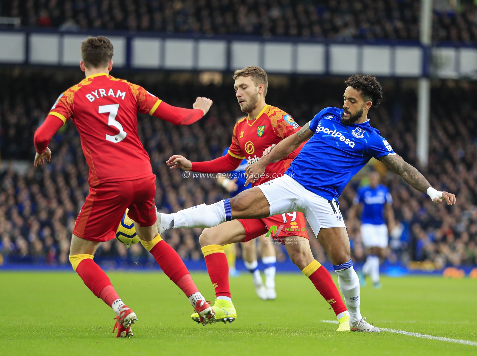 23rd November 2019, Goodison Park, Liverpool, England; Premier League, Everton v Norwich City : Theo Walcott (11) of Everton controls the ball watched by Sam Byram (3) of Norwich City

Credit: Conor Molloy/News Images