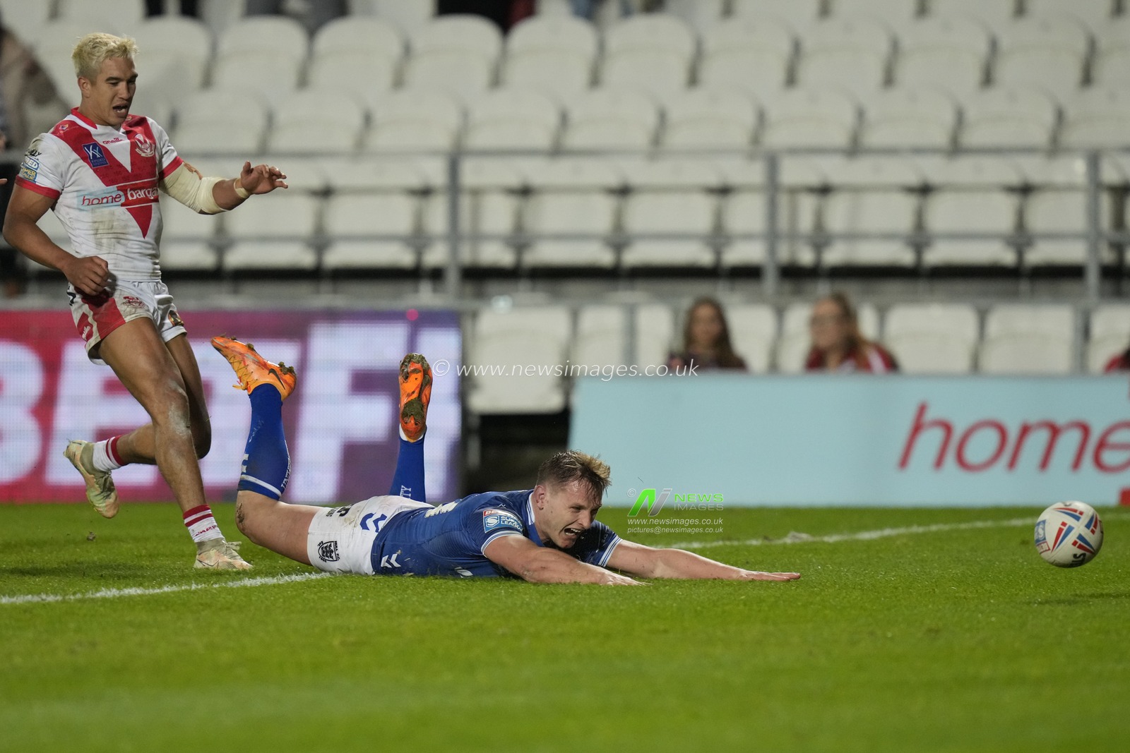 Brad Dwyer #33 of Hull FC knocks the ball on in collecting the kick from Adam Swift #2 of Hull FC during the Betfred Super League Round 5 match St Helens vs Hull FC at Totally Wicked Stadium, St Helens, United Kingdom, 17th March 2023

(Photo by Steve Flynn/News Images)