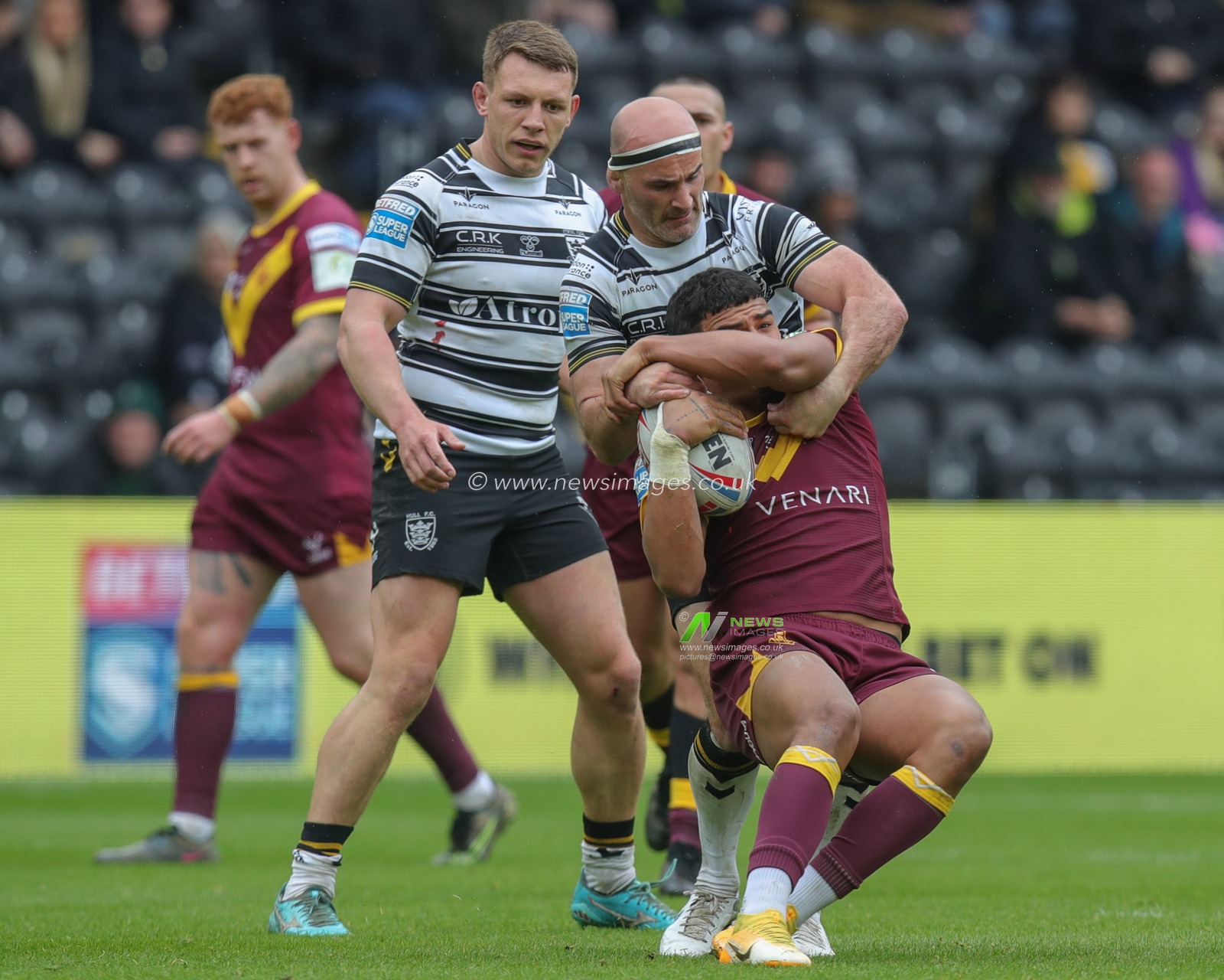 Will Pryce #32 of Huddersfield Giants is tackled by Danny Houghton #9 of Hull FC during the Betfred Super League Round 10 match Hull FC vs Huddersfield Giants at MKM Stadium, Hull, United Kingdom, 23rd April 2023

(Photo by James Heaton/News Images)