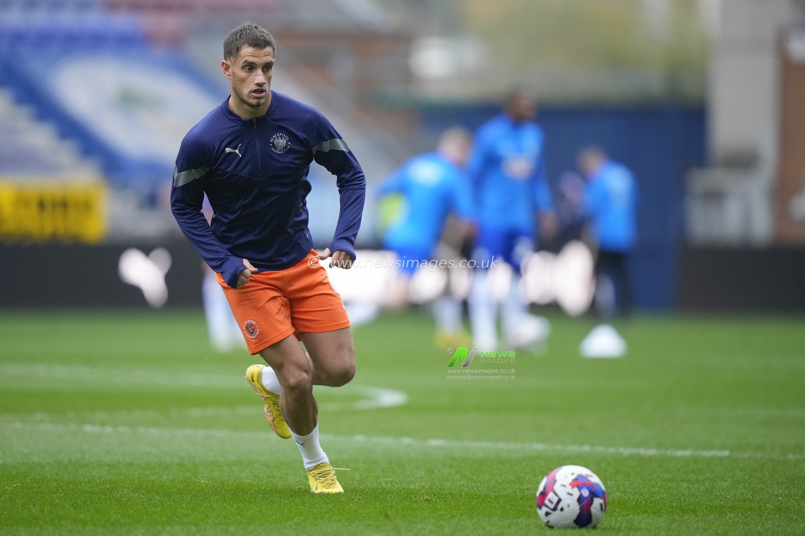 Jerry Yates #9 of Blackpool warms up before the Sky Bet Championship match Wigan Athletic vs Blackpool at DW Stadium, Wigan, United Kingdom, 12th November 2022

(Photo by Steve Flynn/News Images)