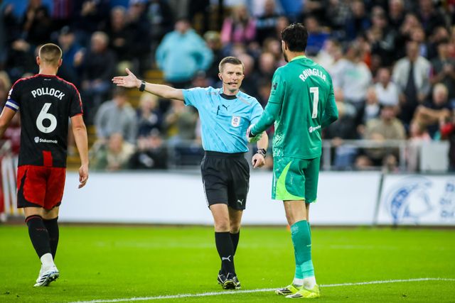 Referee Edward Duckworth and Watford goalkeeper Federico Ravaglia during the Sky Bet Championship match Swansea City vs Watford at Swansea.com Stadium, Swansea, United Kingdom on 01 September 2026

(Photo by Andrew Lewis/News Images)