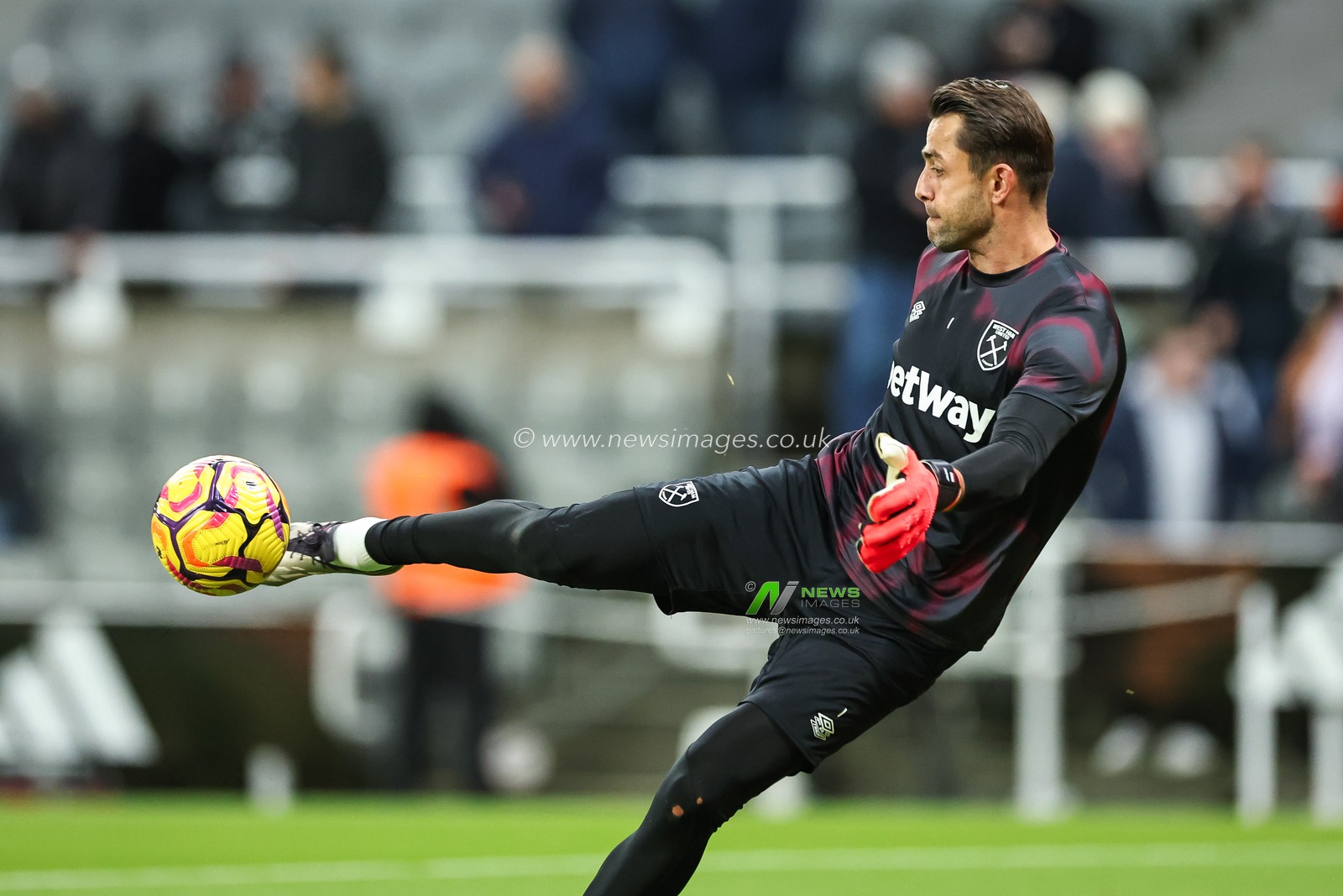 Åukasz FabiaÅ„ski of West Ham United during the pre-game warmup ahead of the Premier League match Newcastle United vs West Ham United at St. James's Park, Newcastle, United Kingdom, 25th November 2024

(Photo by Mark Cosgrove/News Images)