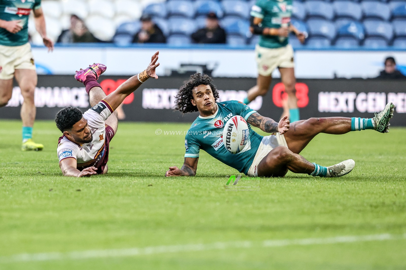 Taane Milne of Huddersfield Giants drops the ball and Tristan Sailor of St Helens slides in to claim it during the Betfred Super League round 11 match Huddersfield Giants vs St Helens at Accu Stadium, Huddersfield, United Kingdom on 14 May 2026

(Photo by Alfie Cosgrove/News Images)