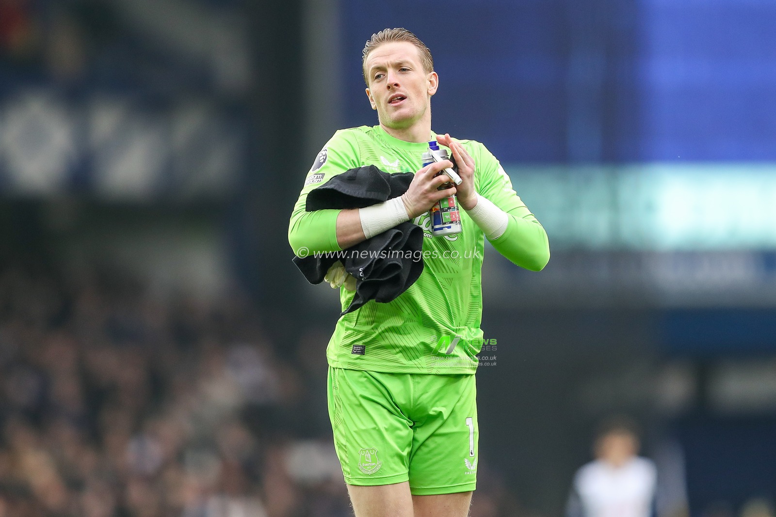 Jordan Pickford of Everton acknowledges the fans prior to the Premier League match West Ham United vs Crystal Palace at London Stadium, London, United Kingdom, 18th January 2025

(Photo by Izzy Poles/News Images)