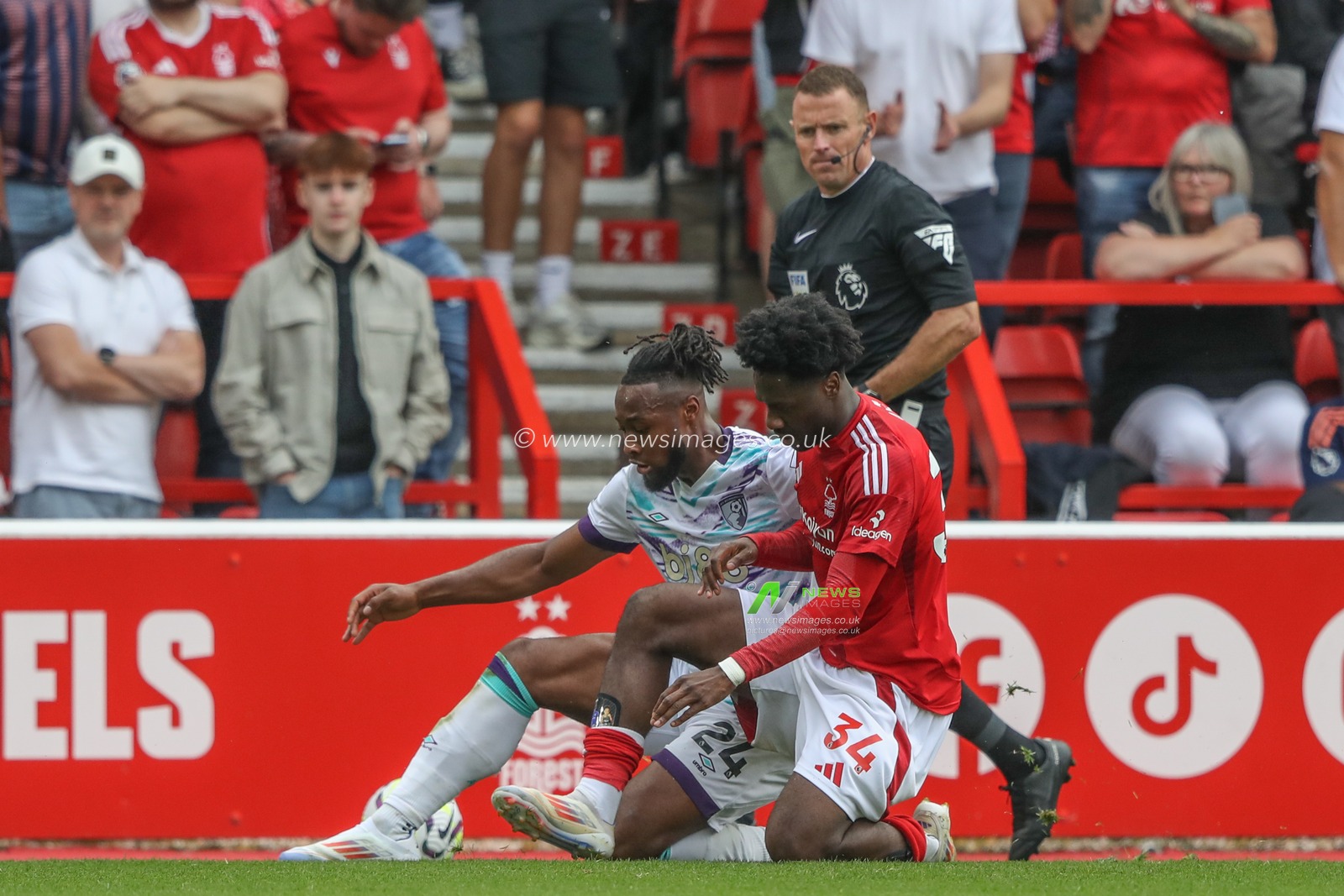 Ola Aina of Nottingham Forest tackles Antoine Semenyo of Bournemouth during the Premier League match Nottingham Forest vs Bournemouth at City Ground, Nottingham, United Kingdom, 17th August 2024

(Photo by Alfie Cosgrove/News Images)