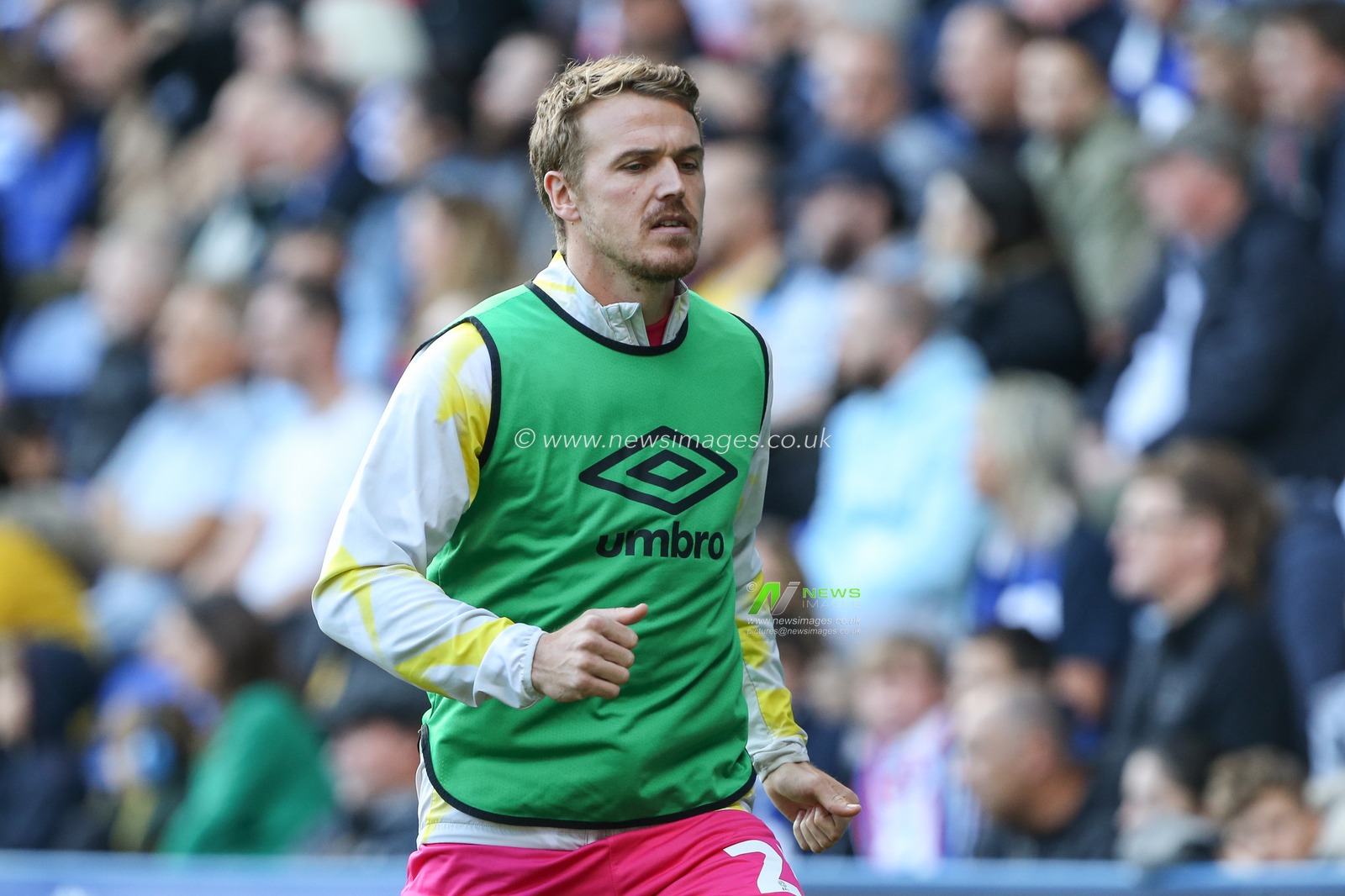Danny Ward #25 of Huddersfield Town warms up during the Sky Bet Championship match Reading vs Huddersfield Town at Select Car Leasing Stadium, Reading, United Kingdom, 1st October 2022

(Photo by Arron Gent/News Images)
