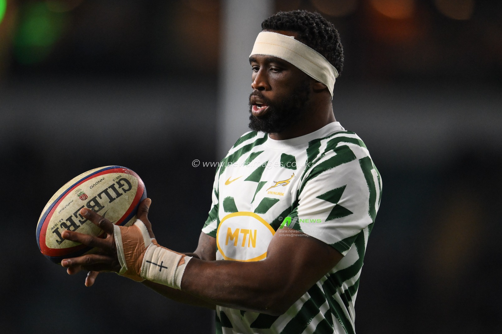 Siya Kolisi of South Africa during pre-game warm up during the Autumn Nations Series match England vs South Africa at Allianz Stadium,, Twickenham, United Kingdom, 16th November 2024

(Photo by Craig Thomas/News Images)