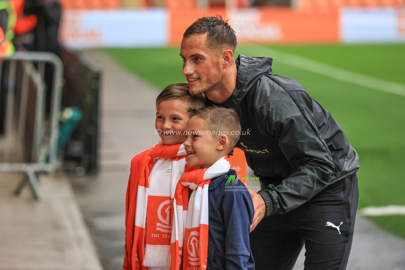 Jerry Yates #9 of Blackpool and two young academy players pose for a picture