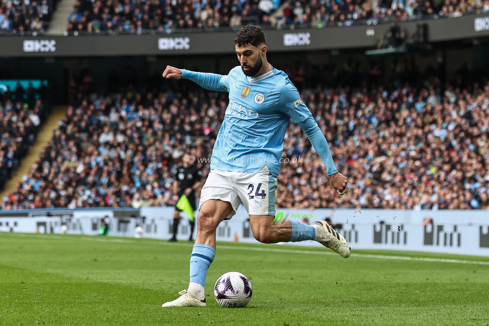 JoÅ¡ko Gvardiol of Manchester City crosses the ball during the Premier League match Manchester City vs Arsenal at Etihad Stadium, Manchester, United Kingdom, 31st March 2024

(Photo by Mark Cosgrove/News Images)
