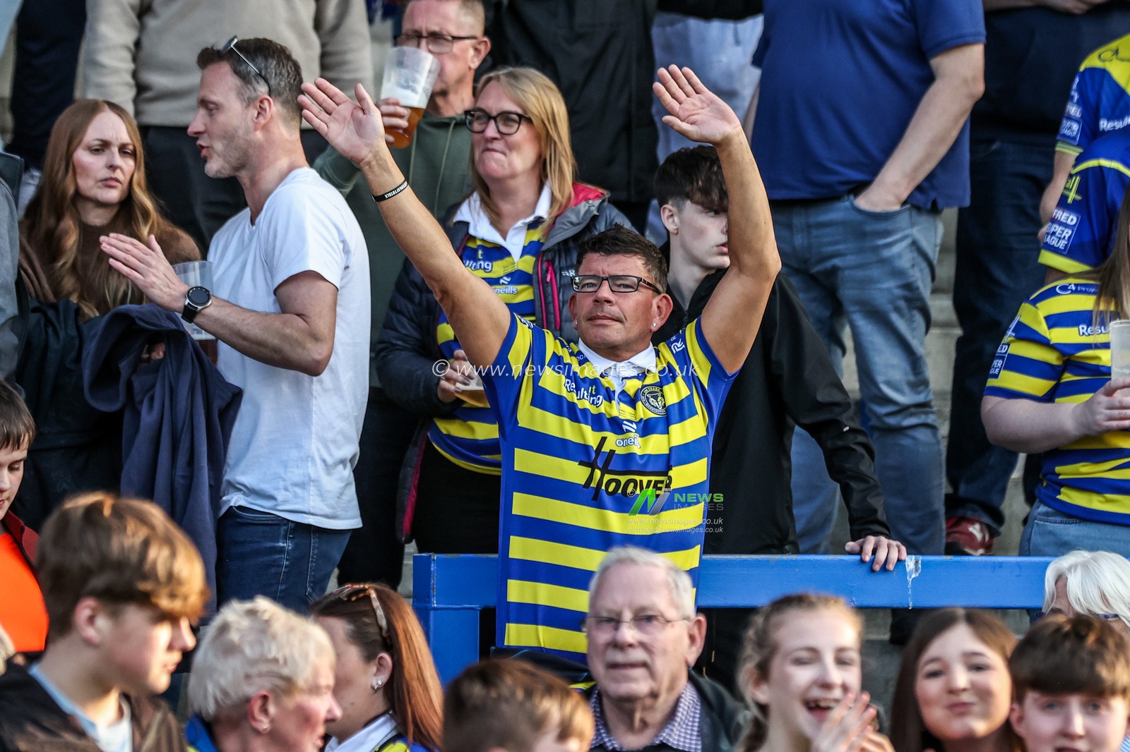 Warrington Wolves fans celebrate the win during the Betfred Super League round 5 match Warrington Wolves vs Castleford Tigers at The Halliwell Jones Stadium, Warrington, United Kingdom on 21 March 2026

(Photo by Alfie Cosgrove/News Images)