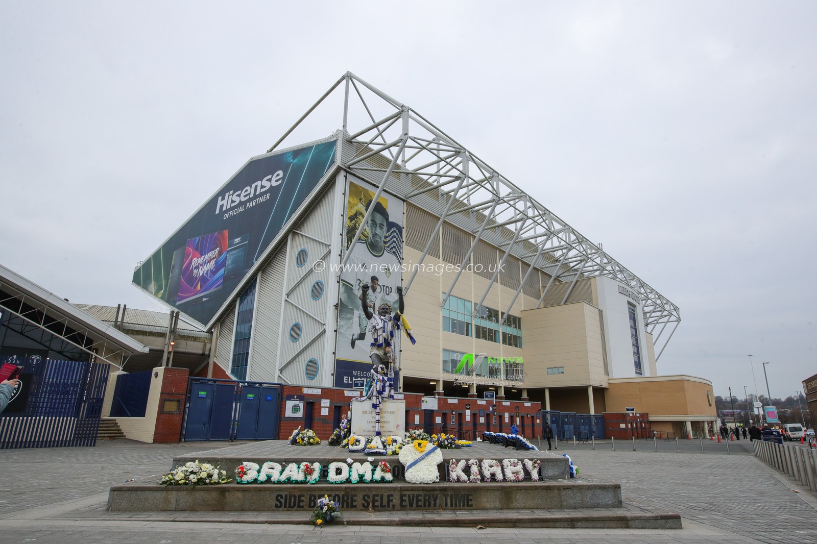 The Billy Bremner statue outside Elland Road Stadium ahead of the Premier League match Leeds United vs Manchester United at Elland Road, Leeds, United Kingdom, 12th February 2023

(Photo by James Heaton/News Images)