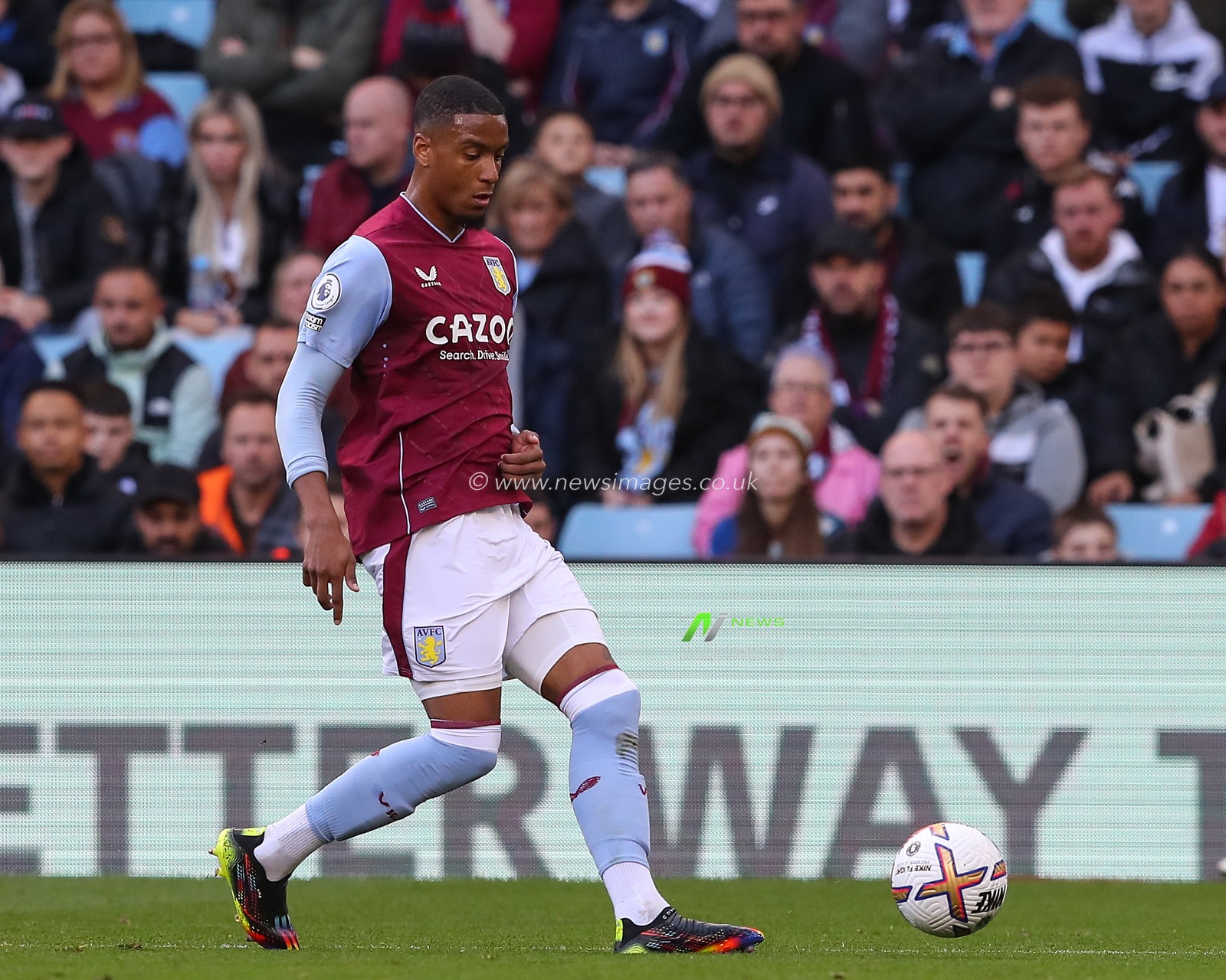 Ezri Konsa #4 of Aston Villa passes the ball during the Premier League match Aston Villa vs Brentford at Villa Park, Birmingham, United Kingdom, 23rd October 2022

(Photo by Gareth Evans/News Images)