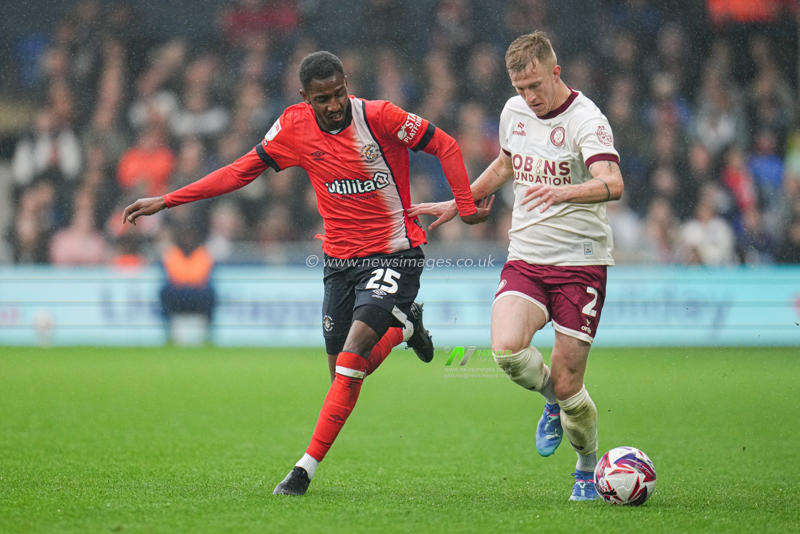 Isaiah Jones of Luton Town and Ross McCrorie of Bristol City during the Sky Bet Championship match Luton Town vs Bristol City at Kenilworth Road, Luton, United Kingdom, 21st April 2025

(Photo by Harvey Murphy/News Images)