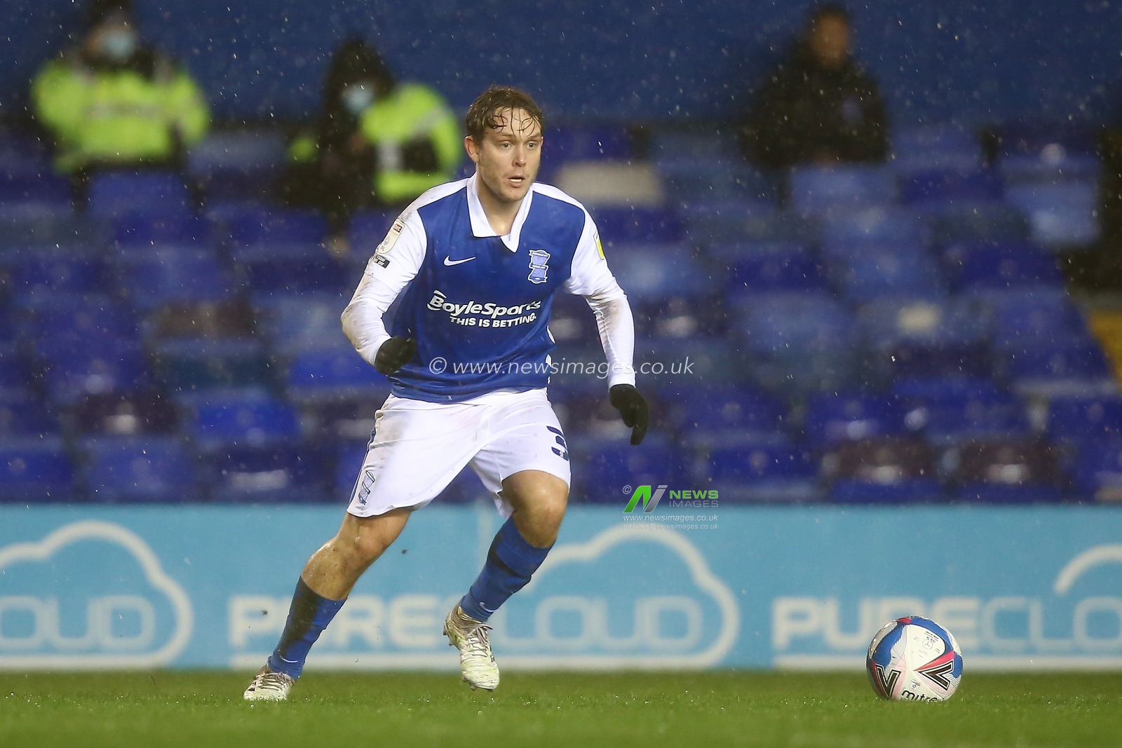 Alen Halilovic #35 of Birmingham City dribbles the ball