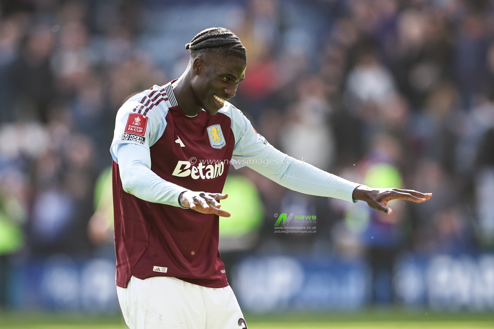 Amadou Onana of Aston Villa celebrates the 0-3 win with the fans during the Emirates FA Cup Quarter-finals match Preston North End vs Aston Villa at Deepdale, Preston, United Kingdom, 30th March 2025

(Photo by Mark Cosgrove/News Images)