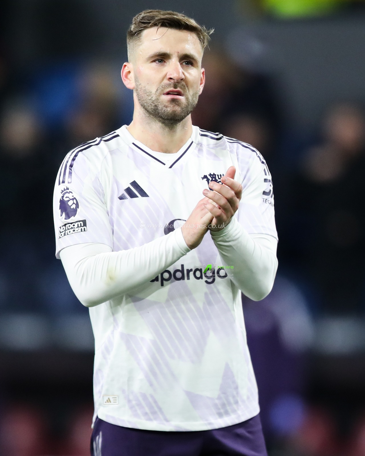 Luke Shaw of Manchester United claps fans aftervthe Premier League match Burnley vs Manchester United at Turf Moor, Burnley, United Kingdom, 7th January 2026

(Photo by Jorge Horsted/News Images)

*** GER AUT SUI OUT ***