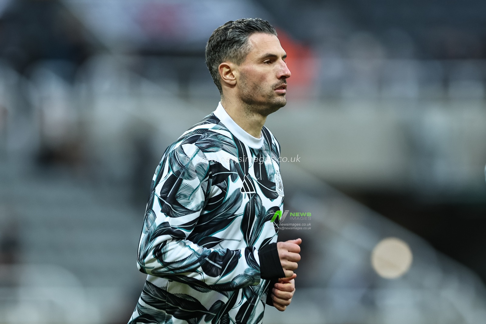 Fabian SchÃ¤r of Newcastle United in the pregame warmup session during the Premier League match Newcastle United vs Leicester City at St. James's Park, Newcastle, United Kingdom, 14th December 2024

(Photo by Mark Cosgrove/News Images)