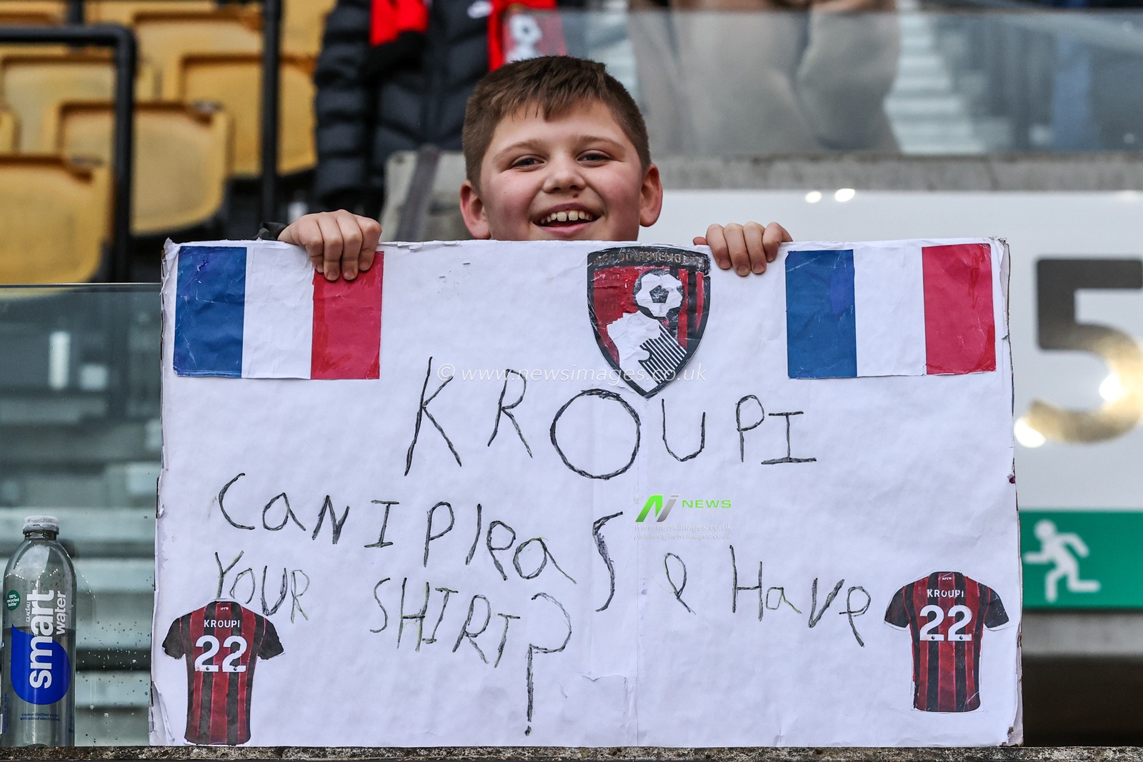 A Bournemouth fan with a banner asking for a shirt from Eli Junior Kroupi of Bournemouth during the Premier League match Wolverhampton Wanderers vs Bournemouth at Molineux, Wolverhampton, United Kingdom, 31st January 2026

(Photo by Alfie Cosgrove/News Images)