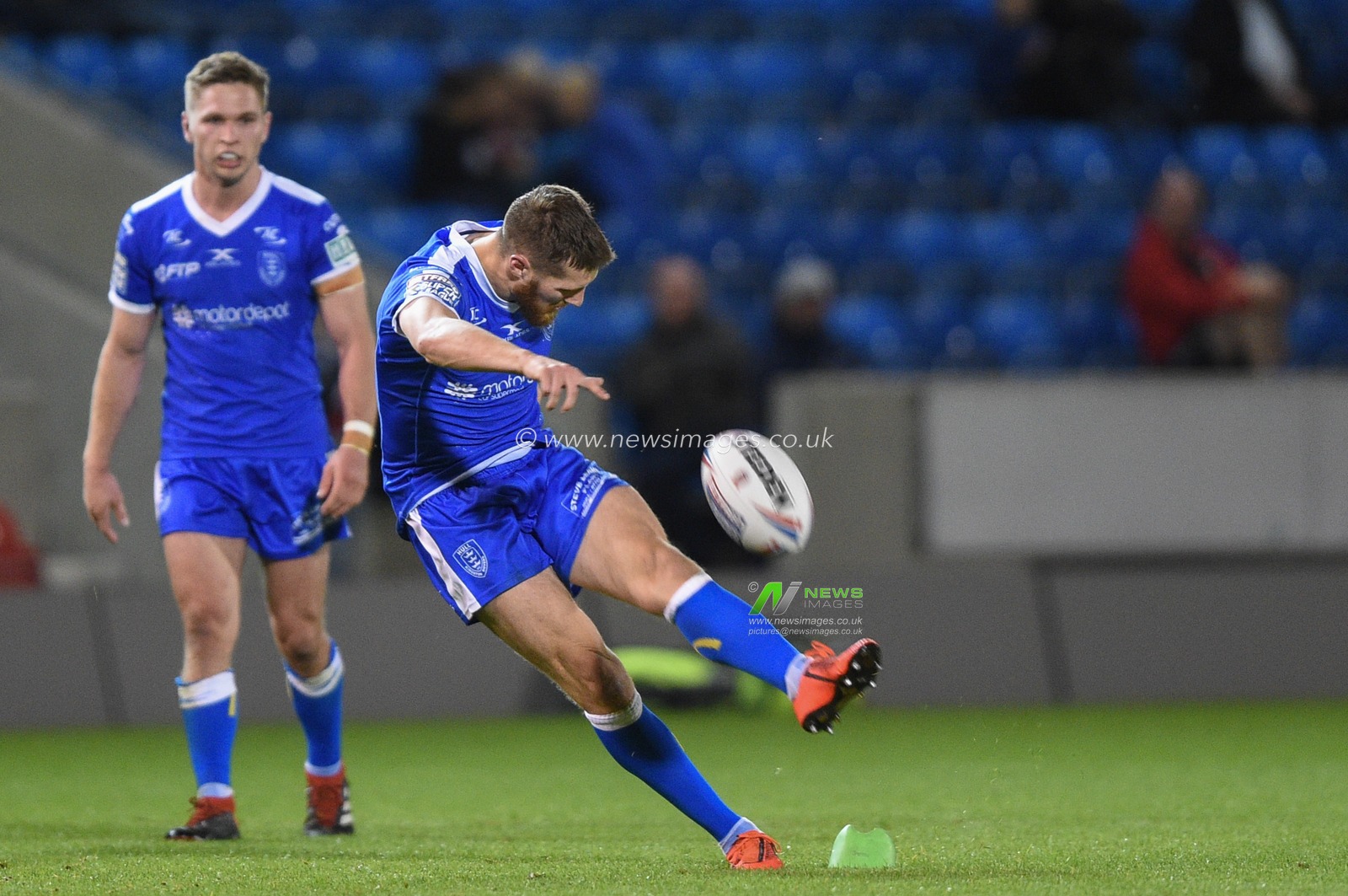 13th September 2019 ,  AJ Bell Stadium, Salford, England ;  Betfred Super League Rugby, Round 29, Salford Red Devils vs Hull KR ; Ryan Shaw (5) of Hull KR kicks a penalty 

Credit: Richard Long/News Images