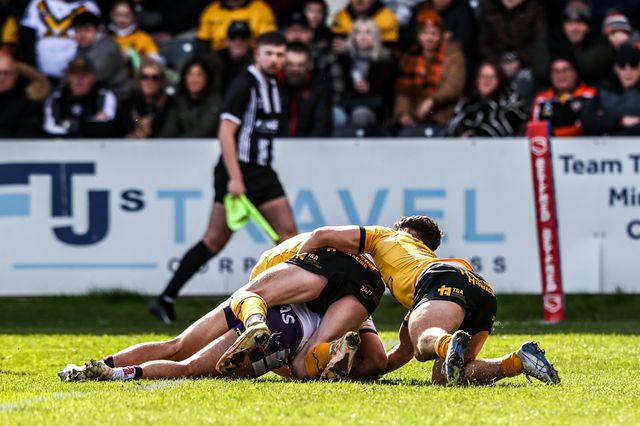 Tyson Smoothy of Wakefield Trinity goes over for a try during the Betfred Super League round 7 match Castleford Tigers vs Wakefield Trinity at OneBore Stadium, Castleford, Untied Kingdom on 05 April 2026

(Photo by Alfie Cosgrove/News Images)