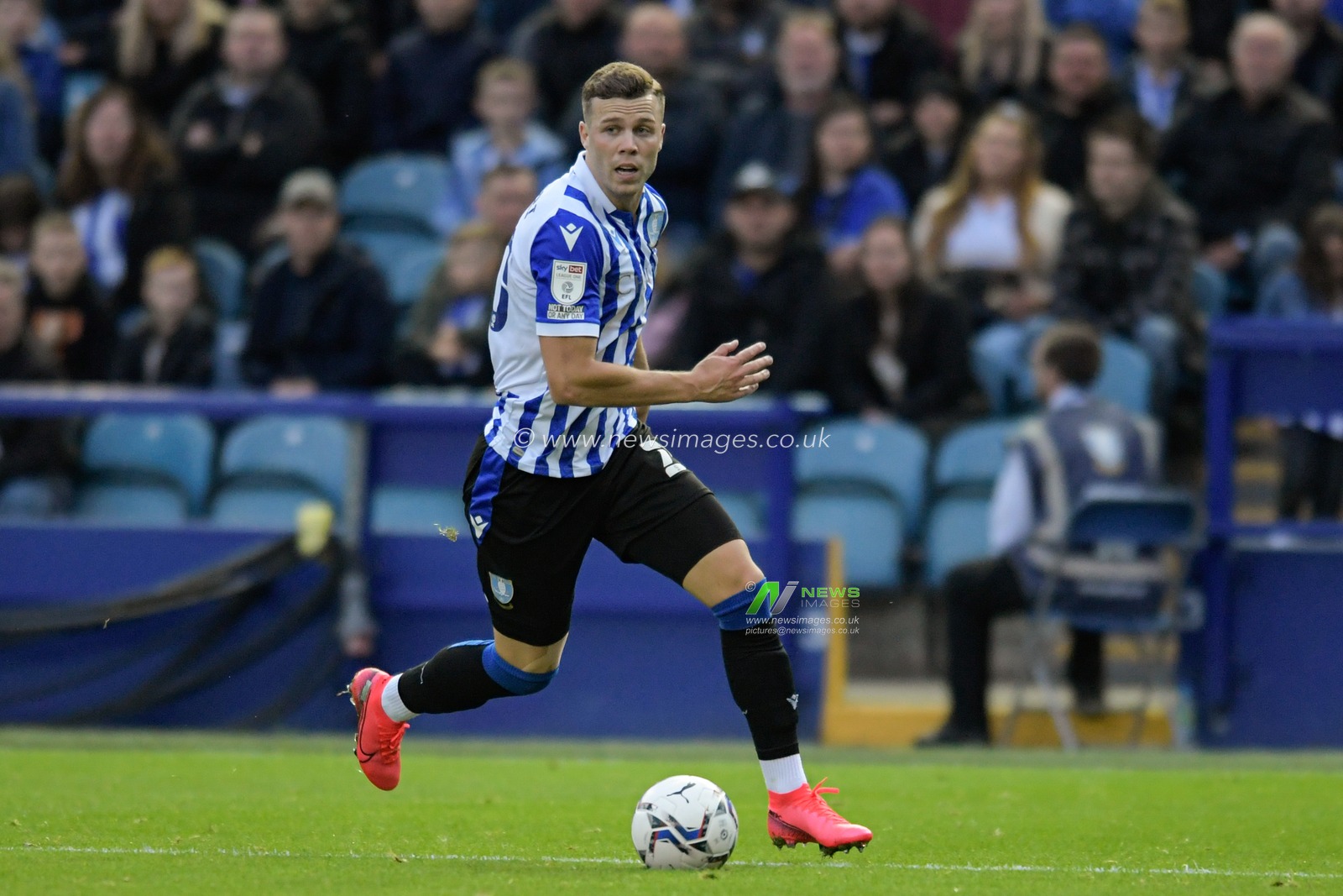 Florian Kamberi #20 of Sheffield Wednesday runs forward with the ball