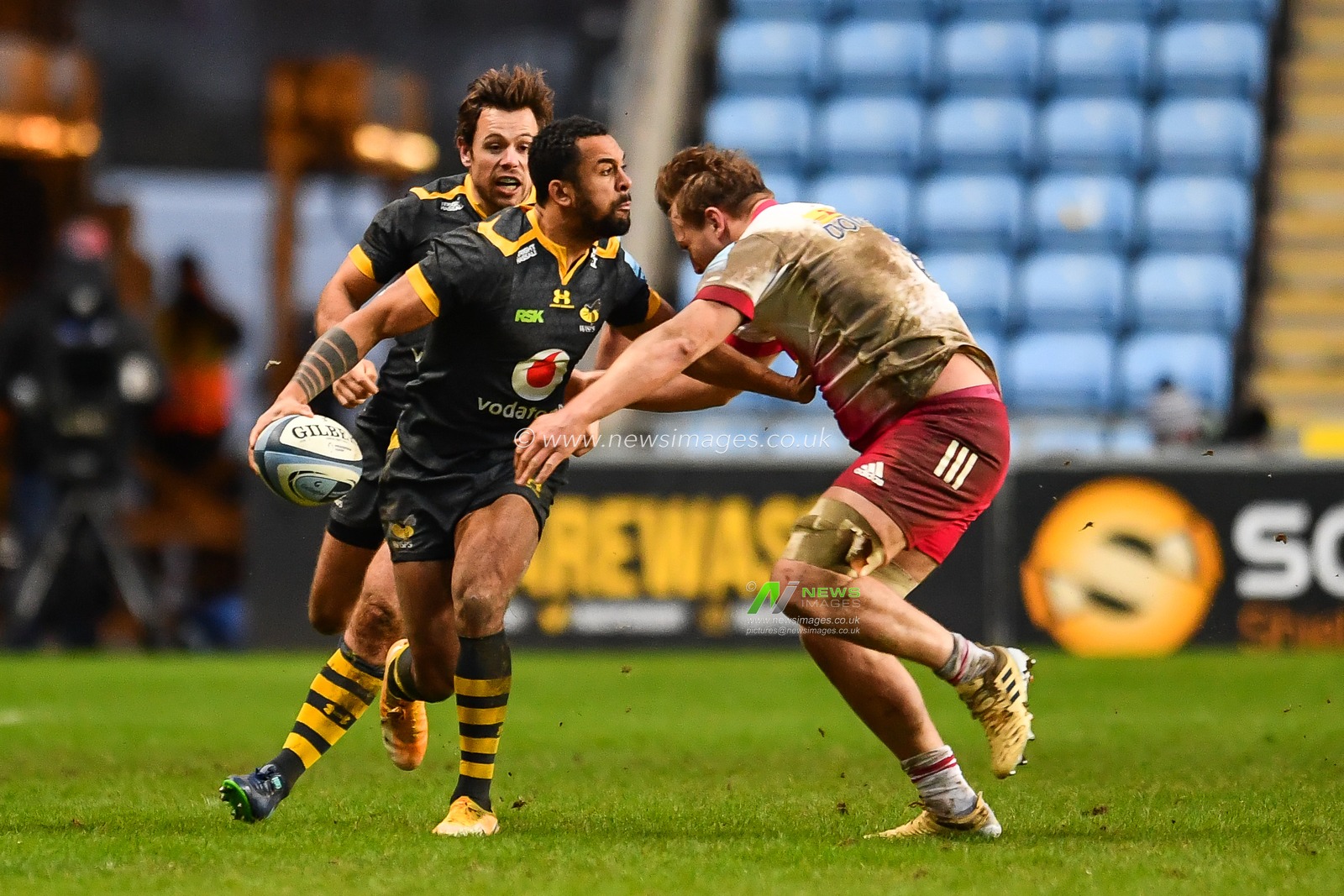 Zach Kibirige of Wasps is tackled by Alex Dombrandt of Harlequins