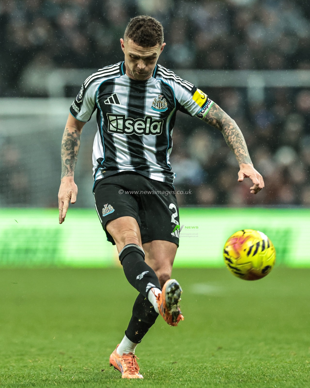 Kieran Trippier of Newcastle United crosses the ball during the Premier League match Newcastle United vs Aston Villa at St. James's Park, Newcastle, United Kingdom, 25th January 2026

(Photo by Mark Cosgrove/News Images)