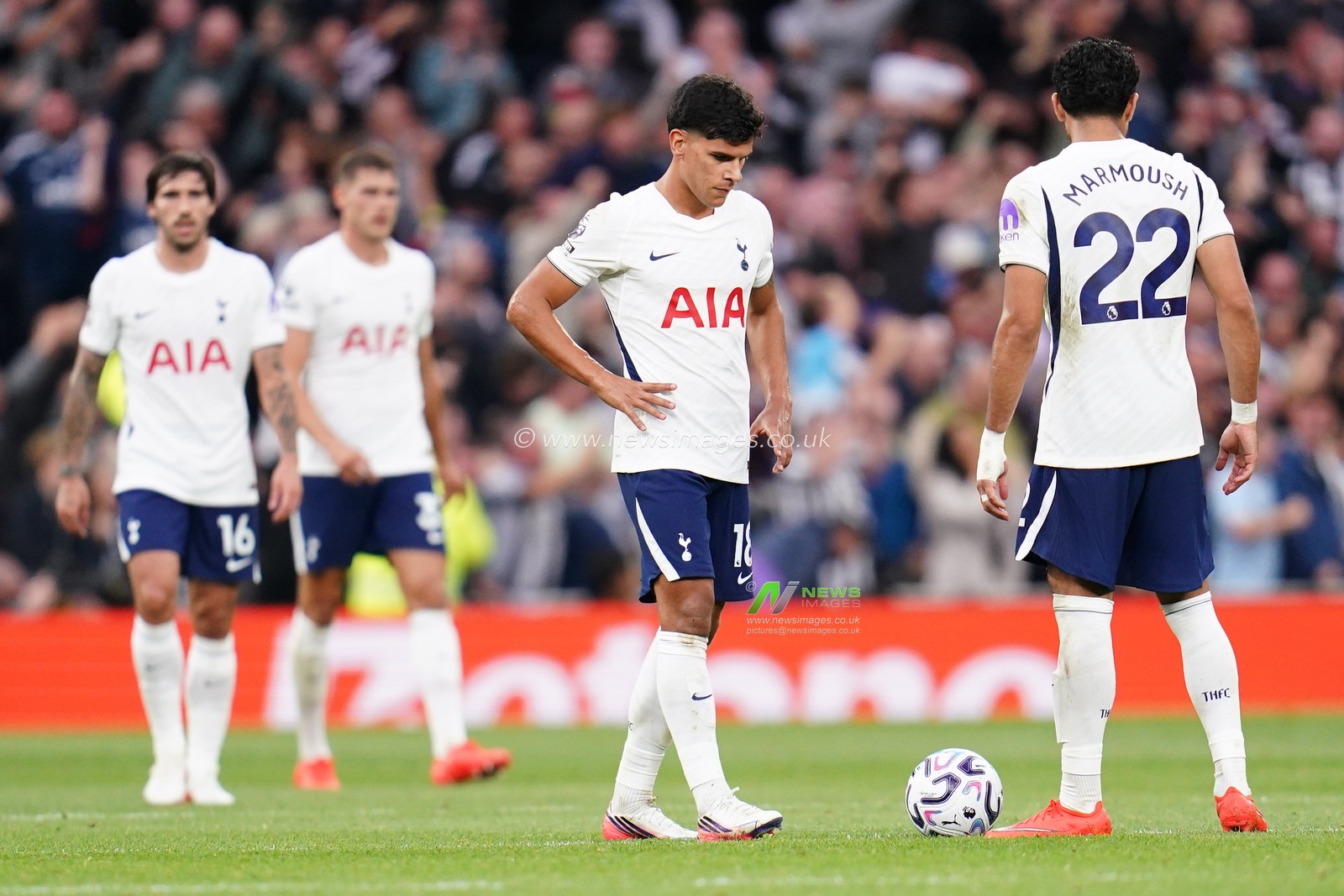 Tottenham players as Newcastle lead 0-1 during the Premier League match Tottenham Hotspur vs Newcastle Untied at Tottenham Hotspur Stadium, London, United Kingdom on 29 August 2026

(Photo by Harvey Murphy/News Images)