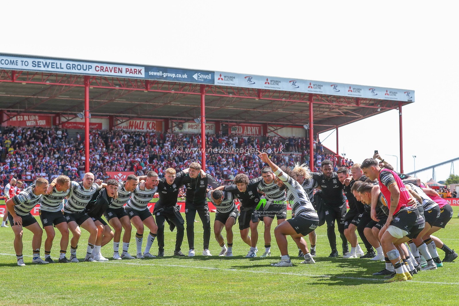 Hull FC players celebrate their teams win after the Betfred Super League Round 18 match Hull KR vs Hull FC at Sewell Group Craven Park, Kingston upon Hull, United Kingdom, 9th July 2023

(Photo by Gareth Evans/News Images)