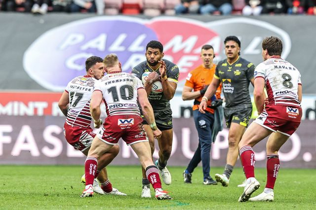 Kallum Watkins of Leeds Rhinos is tackled by Oliver Partington of Wigan Warriors and Luke Thompson of Wigan Warriors during the Betfred Super League round 11 match Wigan Warriors vs Leeds Rhinos at The Brick Community Stadium, Wigan, United Kingdom on 15 May 2026

(Photo by Alfie Cosgrove/News Images)