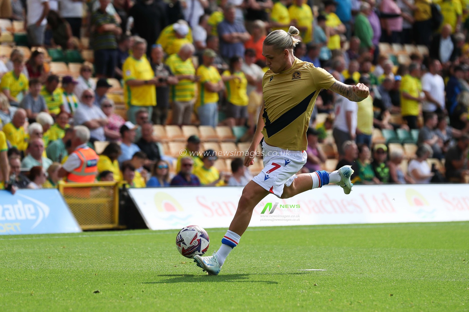 Arnor Sigurdsson of Blackburn Rovers warms up prior to the Sky Bet Championship match Norwich City vs Blackburn Rovers at Carrow Road, Norwich, United Kingdom, 17th August 2024

(Photo by Izzy Poles/News Images)