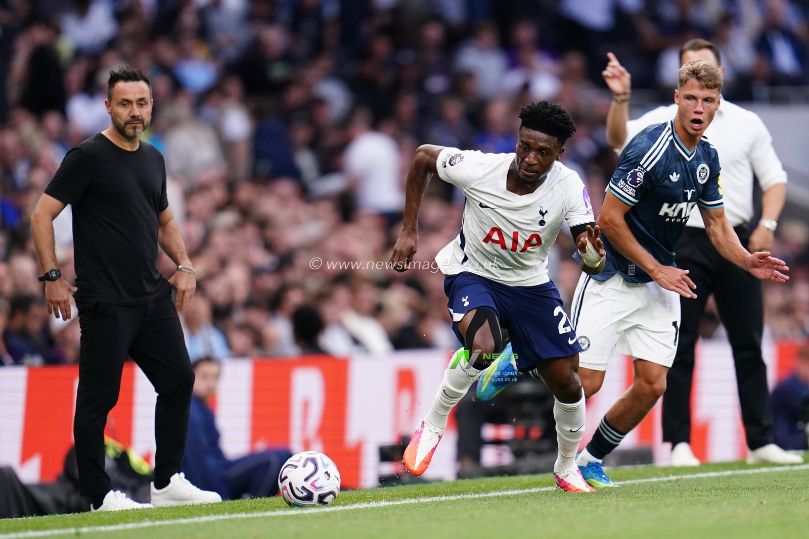 Roberto De Zerbi manager of Tottenham Hotspur looks on as Mohammed Kudus of Tottenham Hotspur drives ball out of play during the Premier League match Tottenham Hotspur vs Newcastle Untied at Tottenham Hotspur Stadium, London, United Kingdom on 29 August 2026

(Photo by Harvey Murphy/News Images)
