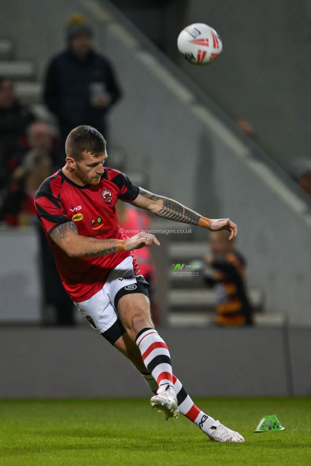Marc Sneyd of Salford Red Devils kicks at goal during pre match warm up ahead of the Betfred Super League play-off Eliminator 1 Salford Red Devils v Leigh Leopards at Salford Community Stadium, Eccles, United Kingdom, 27th September 2024

(Photo by Craig Thomas/News Images)