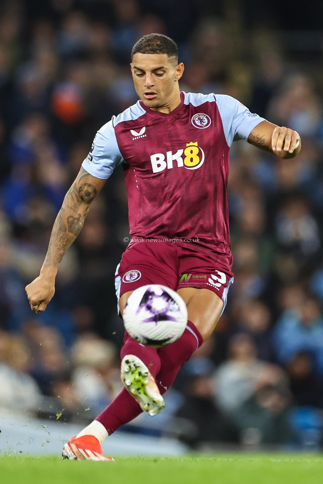 Diego Carlos of Aston Villa passes the ball during the Premier League match Manchester City vs Aston Villa at Etihad Stadium, Manchester, United Kingdom, 3rd April 2024

(Photo by Mark Cosgrove/News Images)