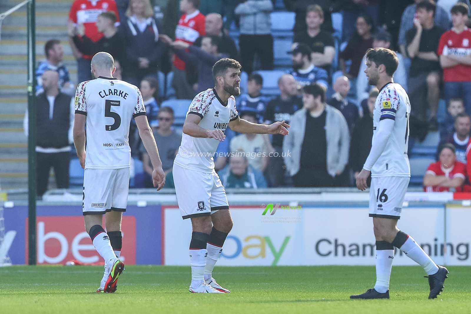Tommy Smith #14 of Middlesbrough shouts at his teammates after going 1-0 down during the Sky Bet Championship match Coventry City vs Middlesbrough at Coventry Building Society Arena, Coventry, United Kingdom, 1st October 2022

(Photo by Gareth Evans/News Images)